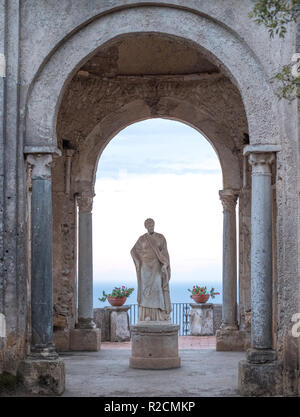 Statua di Cerere nei giardini di Villa Cimbrone all'ingresso della terrazza dell'Infinito, Ravello, Italia meridionale. Mare Mediterraneo distanza. Foto Stock