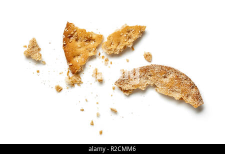 Sparse briciole di biscotti o cracker isolati su sfondo bianco Foto Stock