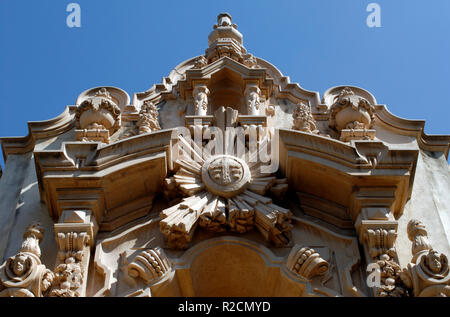 Dettagliata ornamentazione architettonica sulla casa del Prado Theatre edificio (ricostruzione storica) in Balboa Park di San Diego, California. Foto Stock