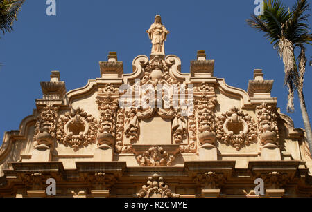 I dettagli architettonici e intagli sul lato esterno della Casa del Prado edificio (ricostruzione storica) in Balboa Park di San Diego, California. Foto Stock