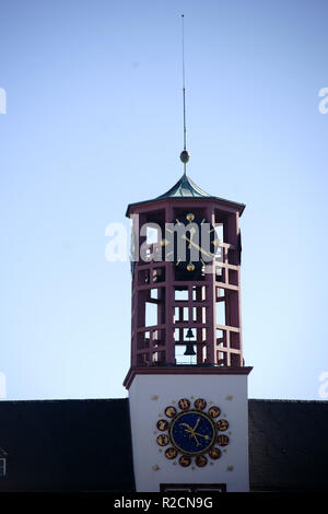 Worm, Germania - 13 Ottobre 2018: l'elaborato e con segni zodiacali decorato meridiana a la torre dell orologio del Municipio in worm su 13 ottobre 2 Foto Stock