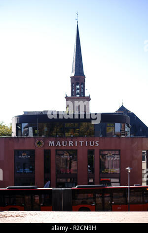 Worm, Germania - 13 Ottobre 2018: l'edificio moderno del ristorante di Maurizio presso la cattedrale Dom in worm con la torre della chiesa di Magnus i Foto Stock