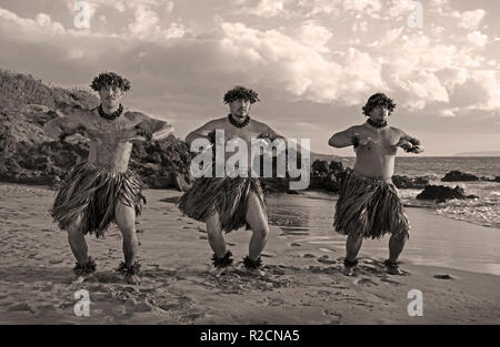 Tre danzatori di hula al tramonto di Wailea, Maui, Hawaii. Foto Stock