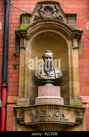 Monumento Vittoriano busto di Thomas Bewick, naturalista e artista, Amen Corner, St Nicholas sagrato, Newcastle Upon Tyne, England, Regno Unito Foto Stock