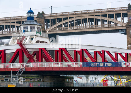 Ponti sul fiume Tyne, ponte girevole e alto livello ponte, Newcastle Upon Tyne, England, Regno Unito Foto Stock