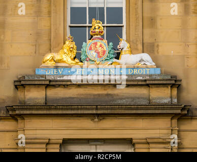 Dieu et mon Droit, Dio e il mio diritto, stemma reale e il motto sulla porta, Trinity Chambers, Newcastle, England, Regno Unito Foto Stock