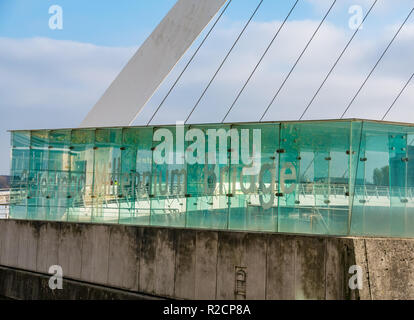 Pedone Gateshead Millennium Bridge, Newcastle Upon Tyne, England, Regno Unito Foto Stock