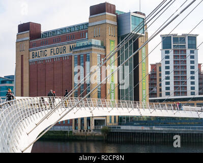 Baltic mulino di farina ora centro di esposizione di arte e pedone Gateshead Millennium Bridge, Newcastle Upon Tyne, England, Regno Unito Foto Stock