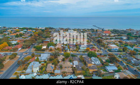 Zona residenziale vicino oceano con lunga pier - vista aerea Foto Stock