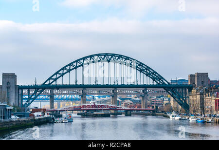 Ponti sul fiume Tyne, ponte girevole, Tyne Bridge e alto livello ponte, Newcastle Upon Tyne, England, Regno Unito Foto Stock