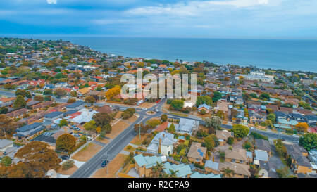 Vista aerea della zona residenziale vicino al mare in Australia Foto Stock