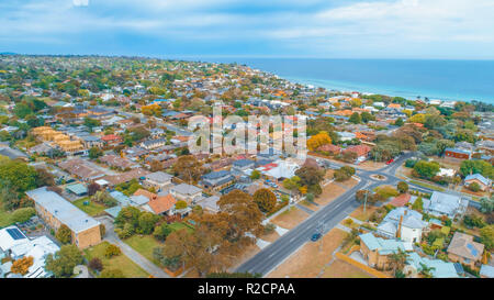 Tipica area suburbana di Melbourne, vicino oceano costa - vista aerea Foto Stock