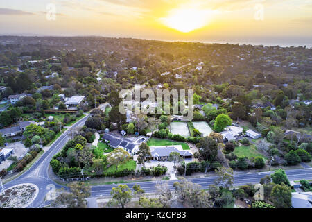 Tramonto sulla zona residenziale sulla Penisola di Mornington, Victoria, Australia Foto Stock