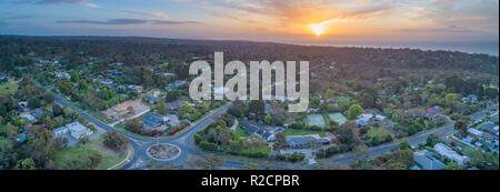 Panoramica aerea di Frankston South borgo al tramonto. Melbourne, Victoria, Australia Foto Stock