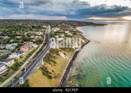 Vista aerea di Nepean Highway passando attraverso Oliver's Hill al tramonto. Penisola di Mornington, Australia. Foto Stock