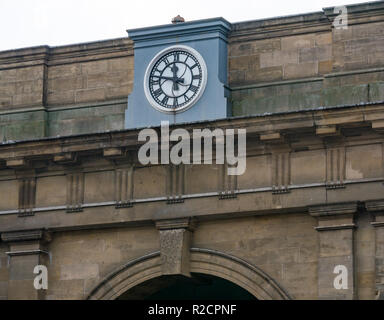 Orologio a Newcastle Central principale stazione ferroviaria, Newcastle Upon Tyne, Inghilterra, Regno Unito mostra ora del giorno a dieci a dodici o 11.50am Foto Stock