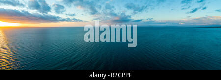 Antenna di ampio panorama del tramonto sul mare - in stile minimalista seascape Foto Stock