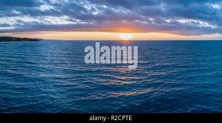 Tramonto mozzafiato su mare calmo panorama Foto Stock