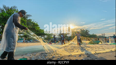 I pescatori stanno facendo la rete di pesca dopo la cattura come un modo di vivere nel villaggio costiero di pesca. Questo è duro lavoro, ma molte famiglie a Phan Thiet, Foto Stock