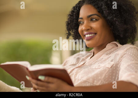 African American donna di studiare e leggere la Bibbia. Foto Stock