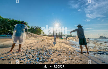 I pescatori stanno facendo la rete di pesca dopo la cattura come un modo di vivere nel villaggio costiero di pesca. Questo è duro lavoro, ma molte famiglie a Phan Thiet, Foto Stock