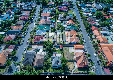 Guardando verso il basso in corrispondenza di case in tipico borgo australiano - vista aerea Foto Stock