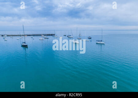 Calme acque della baia e le barche attraccate Foto Stock