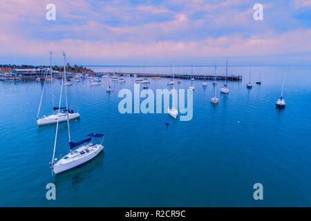 Barche ormeggiate nei pressi di Mornington Pier a sunrise Foto Stock