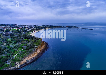 Vista aerea di Mornington Pier, ormeggiate barche e costiera Foto Stock