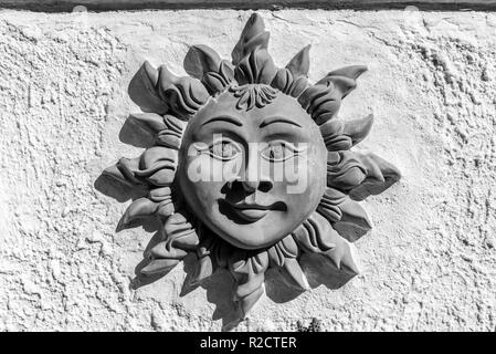 Una decorazione che rappresenta il sole al di fuori di una casa in Scopello in Sicilia, Italia Foto Stock