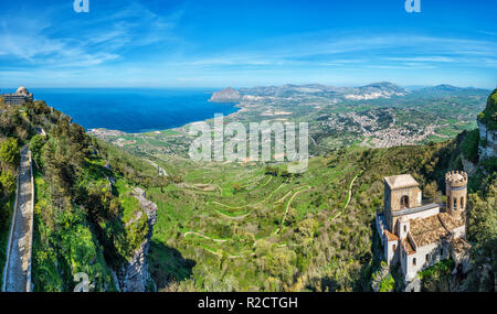 Vedute aeree verso la campagna sulla costa occidentale e il Monte Cofano da Erice in Sicilia, Italia Foto Stock