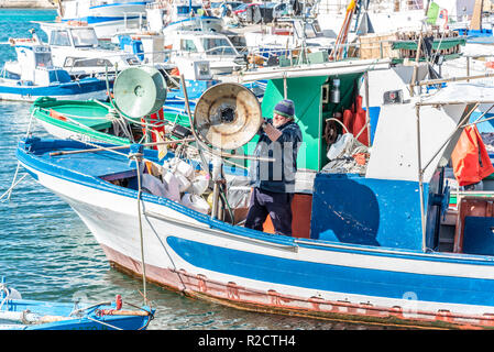 FAVIGNANA, Italia - 30 Marzo 2018: Porto di pesca sulla piccola isola Egadi di Favignana in Sicilia, Italia Foto Stock