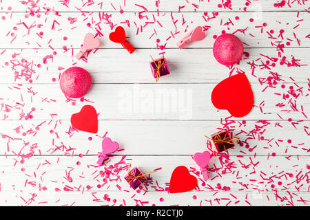 Le decorazioni a forma di cuore in bianco sullo sfondo di legno, vista dall'alto Foto Stock
