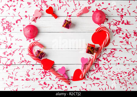 Le decorazioni a forma di cuore in bianco sullo sfondo di legno, vista dall'alto Foto Stock