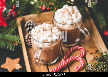 Cioccolata calda con marshmallows, calda e intima drink di Natale in un vassoio di legno Foto Stock