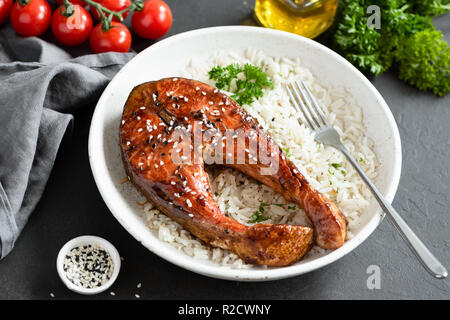 Teriyaki bistecca di salmone con riso su piastra bianca. Cibo sano Foto Stock