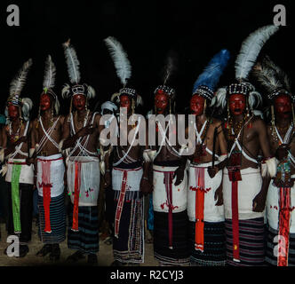 Gli uomini dancing Yaake ballare e cantare al festival Guerewol - 23 settembre 2017 InGall village, Agadez, Niger Foto Stock