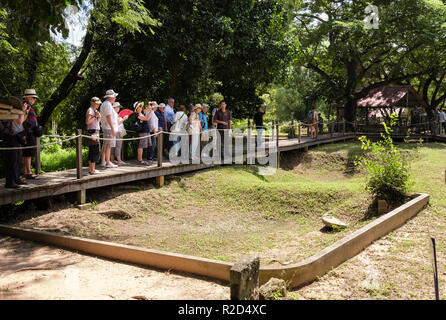 I turisti che visitano i campi di sterminio genocida Centro memoriale dove tombe di massa dei Khmer rossi vittime sono stati trovati Choeung Ek Phnom Penh Cambogia Foto Stock