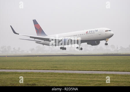 Amsterdam, Schiphol, Paesi Bassi. Xvi Nov, 2018. Delta Air Lines Boeing 767-300 visto l'atterraggio all'Aeroporto di Amsterdam Schiphol durante una nebbia. Il velivolo ha la registrazione N172DZ. Credito: Nicolas Economou SOPA/images/ZUMA filo/Alamy Live News Foto Stock