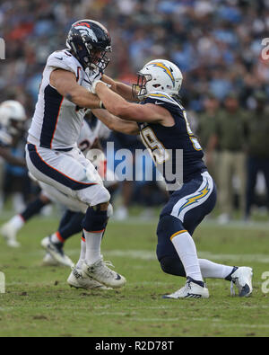 Carson, CA. Xviii Nov, 2018. Los Angeles Chargers difensivo fine Joey Bosa #99 lavora contro il Denver Broncos offensive guard Max Garcia #76 durante la NFL Denver Broncos vs Los Angeles Chargers presso il Centro Stubhub a Carson, CA il 18 novembre 2018 (foto di Jevone Moore) Credito: csm/Alamy Live News Foto Stock