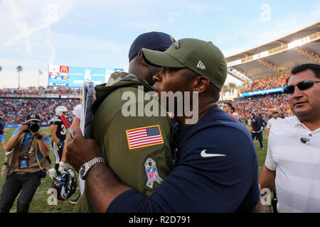 Carson, CA. Xviii Nov, 2018. Denver Broncos head coach Vance Giuseppe abbracci Los Angeles Chargers head coach Anthony Lynn dopo la NFL Denver Broncos vs Los Angeles Chargers presso il Centro Stubhub a Carson, CA il 18 novembre 2018 (foto di Jevone Moore) Credito: csm/Alamy Live News Foto Stock