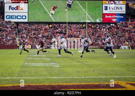 Landover, Maryland, Stati Uniti d'America. Xviii Nov, 2018. Washington Redskins quarterback Colt McCoy (12) codifica durante la seconda metà del gioco di NFL tra Houston Texans e Washington Redskins al FedExField in Landover, Maryland. Scott Taetsch/CSM/Alamy Live News Foto Stock