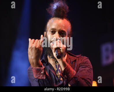 Noi musicista e cantante fantastico NEGRITO (XAVIER AMIN DPHREPAULEZZ) esegue durante la XXIII Festival Internazionale di Musica Blues - vivo in Sumperk, Repubblica Ceca, il 17 novembre 2018. (CTK foto/Ludek Perina) Foto Stock