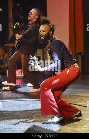 Noi musicista e cantante fantastico NEGRITO (XAVIER AMIN DPHREPAULEZZ) esegue durante la XXIII Festival Internazionale di Musica Blues - vivo in Sumperk, Repubblica Ceca, il 17 novembre 2018. (CTK foto/Ludek Perina) Foto Stock