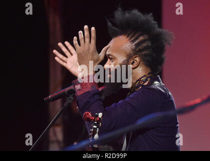 Noi musicista e cantante fantastico NEGRITO (XAVIER AMIN DPHREPAULEZZ) esegue durante la XXIII Festival Internazionale di Musica Blues - vivo in Sumperk, Repubblica Ceca, il 17 novembre 2018. (CTK foto/Ludek Perina) Foto Stock