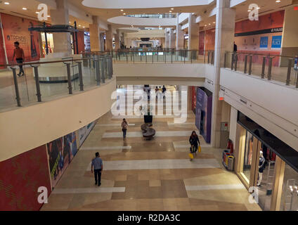 Mohali, Punjab (India). Xix Nov, 2018. La gente si vede camminare in un centro commerciale per lo shopping in Mohali, India. Mohali è una città in Sahibzada Ajit Singh Nagar distretto nel Punjab, India, che è un hub commerciale situata a sud-ovest per il territorio dell' Unione di Chandigarh. Mohali è emersa come una delle più importanti città nel Punjab e il resto dell'India del nord; è in via di rapido sviluppo come un mozzo di stato. Credito: Saqib Majeed SOPA/images/ZUMA filo/Alamy Live News Foto Stock