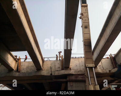 Mohali, Punjab (India). Xix Nov, 2018. I braccianti indiani visti lavorare in un cantiere in Mohali, India. Mohali è una città in Sahibzada Ajit Singh Nagar distretto nel Punjab, India, che è un hub commerciale situata a sud-ovest per il territorio dell' Unione di Chandigarh. Mohali è emersa come una delle più importanti città nel Punjab e il resto dell'India del nord; è in via di rapido sviluppo come un mozzo di stato. Credito: Saqib Majeed SOPA/images/ZUMA filo/Alamy Live News Foto Stock