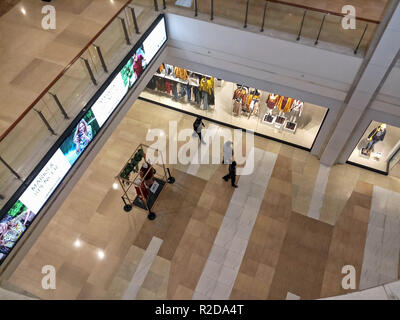 Mohali, Punjab (India). Xix Nov, 2018. La gente si vede camminare in un centro commerciale per lo shopping in Mohali, India. Mohali è una città in Sahibzada Ajit Singh Nagar distretto nel Punjab, India, che è un hub commerciale situata a sud-ovest per il territorio dell' Unione di Chandigarh. Mohali è emersa come una delle più importanti città nel Punjab e il resto dell'India del nord; è in via di rapido sviluppo come un mozzo di stato. Credito: Saqib Majeed SOPA/images/ZUMA filo/Alamy Live News Foto Stock