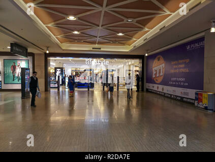 Mohali, Punjab (India). Xix Nov, 2018. La gente si vede camminare in un centro commerciale per lo shopping in Mohali, India. Mohali è una città in Sahibzada Ajit Singh Nagar distretto nel Punjab, India, che è un hub commerciale situata a sud-ovest per il territorio dell' Unione di Chandigarh. Mohali è emersa come una delle più importanti città nel Punjab e il resto dell'India del nord; è in via di rapido sviluppo come un mozzo di stato. Credito: Saqib Majeed SOPA/images/ZUMA filo/Alamy Live News Foto Stock