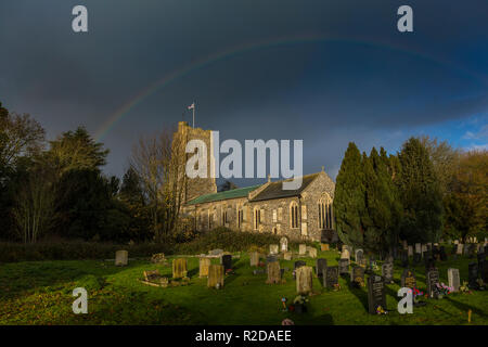 Hoxne, Suffolk, Regno Unito. Xix Nov, 2018. Vigilia di St Edmund's Day (20 novembre) il primo santo patrono dell'Inghilterra. Hoxne Suffolk REGNO UNITO 19 Nov 2018. Rainbow appare sulla bandiera della St Edmund, a San Pietro e di san Paolo la Chiesa, Hoxne Suffolk, dove fu martirizzato da danesi nel IX secolo. Foto Stock